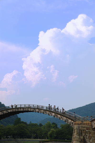 山口県の有名な観光地錦帯橋。錦川にかかるこの橋はその美しさからたくさんの観光客が訪れます。夏の暑いこの日もたくさんの人出がありました。帰りがけ、ふと振り返ると夏の入道雲がもくもくと立ち上っていました。