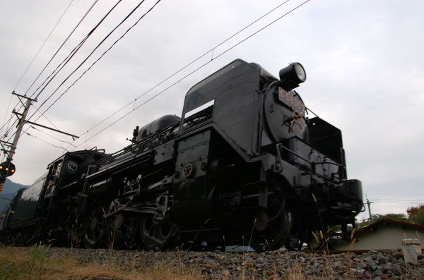 Ｃ５８型蒸気機関車が通りすぎます。ずっしりと重い威厳を見せながら。
