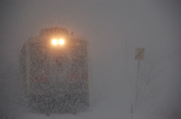 低気圧の通過により台風のような風に雪。北海道の自然の厳しさを感じました。この後列車は運転を見合わせました。撮影している私も危ない状態でした。