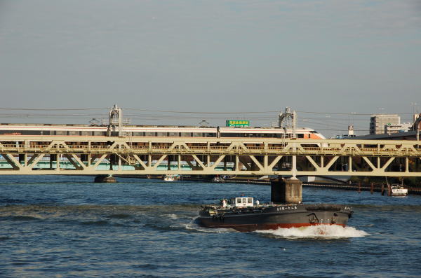 隅田川にかかる橋の上から。東武特急スペーシアが行きます。ちょうどその下を船が通りました。隅田川も昔に比べるとずいぶんきれいになったように思います。