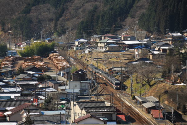 国道から飛騨小坂駅を俯瞰撮影しました。左に積み上げてあるのは檜材でしょうか。
