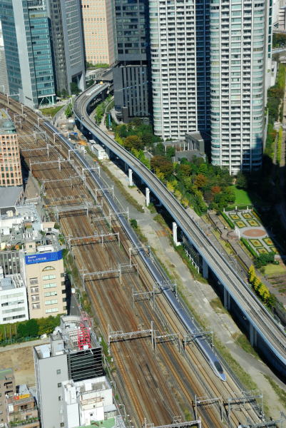 貿易センタービルの展望台はよい俯瞰ポイントでした。ここで撮れる唯一の５００系新幹線です。