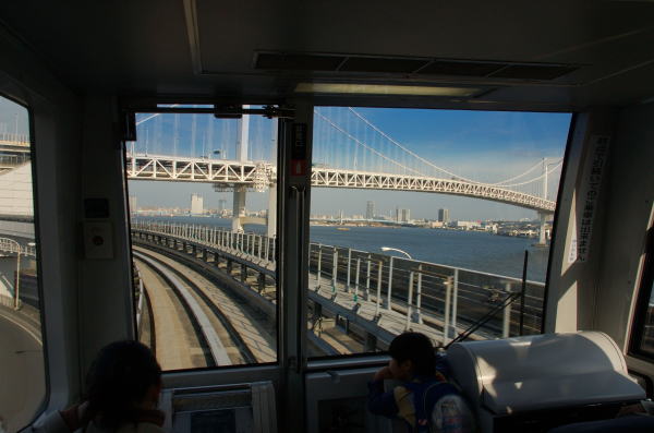 東京湾にかかるレインボーブリッジと遠くに見える高層ビル。無人で走る列車。何か、「未来」にいる感じです。