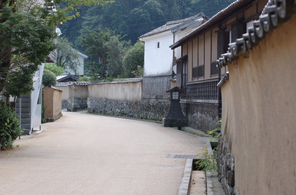 豊後竹田は「荒城の月」のモデルとなった岡城のもとに開けた城下町。ひと気のない路地に歴史の息吹を感じます。