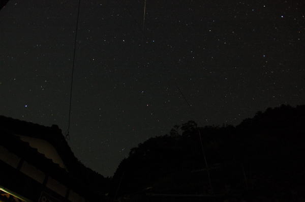 夜空に電線がかかっているため天体写真としては下の下ですが、デジタルカメラで初めての天体への挑戦。これは試し撮りだったのです。ですが、こういうのに限って流星が入ってしまったりするわけです。流れている方向から言って、ペルセウス座流星群のひとつかと思われます。デジタルカメラでもきれいに写ることがうれしい一枚でした。画像をクリックすると次の天体写真が開きます。