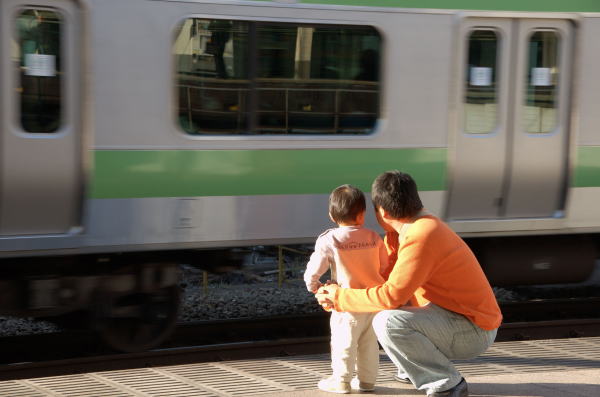 また電車好きなお子さんを見かけました。発車する山手線をじっと見送っていました。平日の昼の風景です。