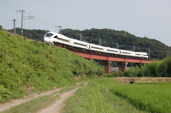 長崎本線を訪れたときには脱線事故の影響でこの車両が長崎本線を「白いかもめ」として走っていました。今回初めて「本来走るべき場所」を走っているのを見ました。